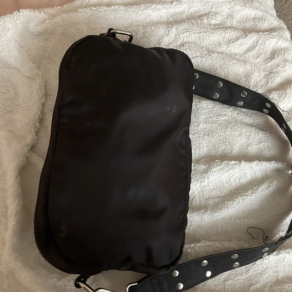 En jättefin conniebag från Gina tricot, väldigt lik noellabag! Säljer då jag använder mindre väskor endast! Sparsamt använd. Nypris 400 kr. Väskor.
