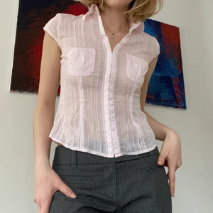 Y2K blus - Jättesnygg ljusrosa blus/skjorta som stängs med korsett spännen. Är lite mer rosa i verkligheten än på bilderna. Genomskinlig men ser inte brösten igenom pga fickorna. XS-true to size!