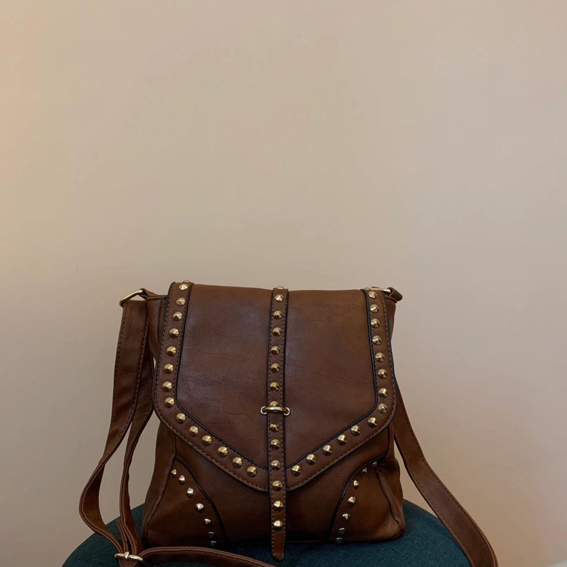 Läderväska med nitar  - 90