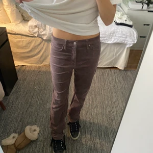 UNIQLO manchesterbyxor - Så snygga i storlek 34! Ljuslila unik färg och straight fit 💕💕 jag är 172cm för referens. 