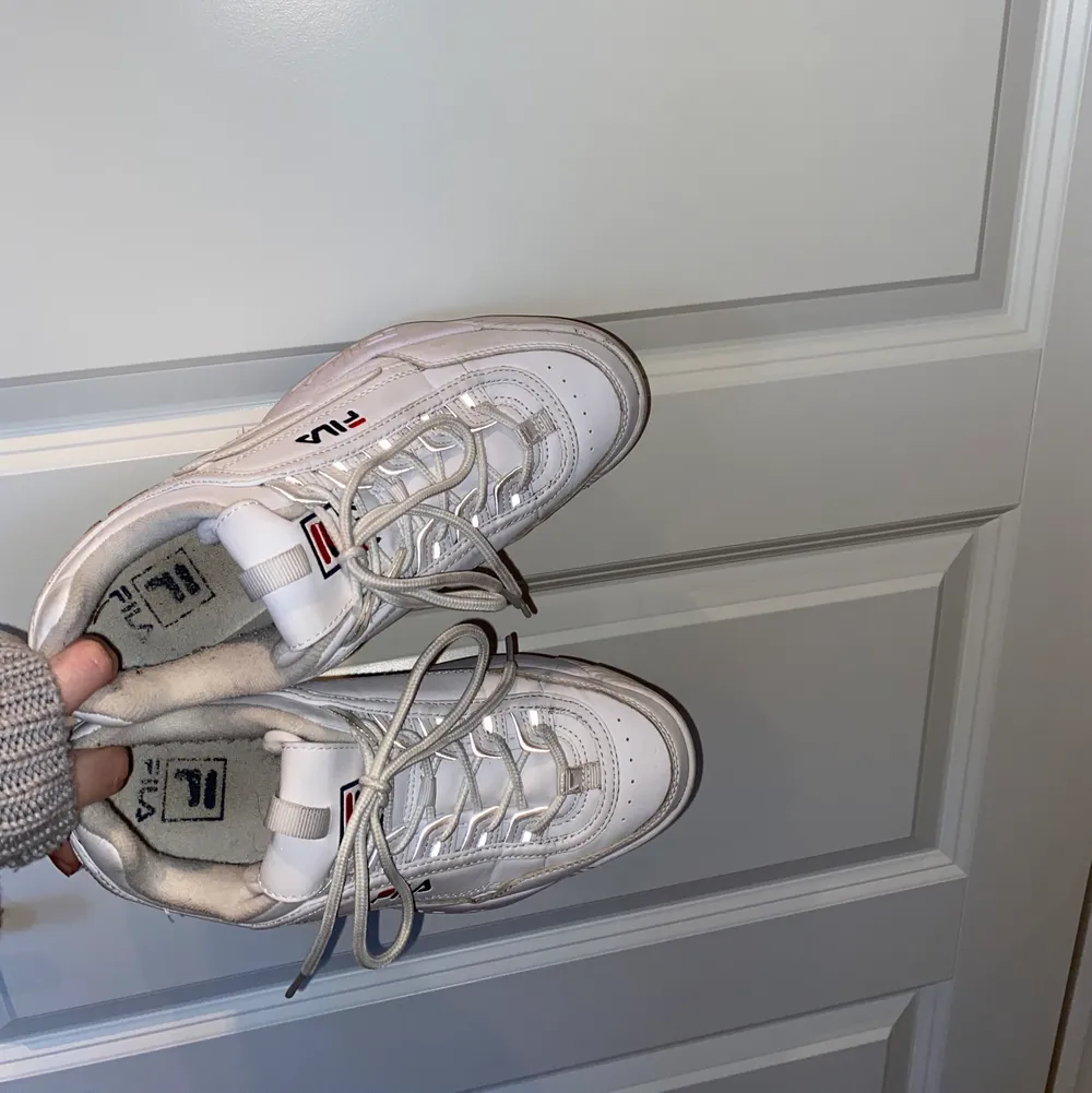 Vita Fila chunky sneakers i storlek 39. Använt endast ett fåtal gånger✨. Skor.