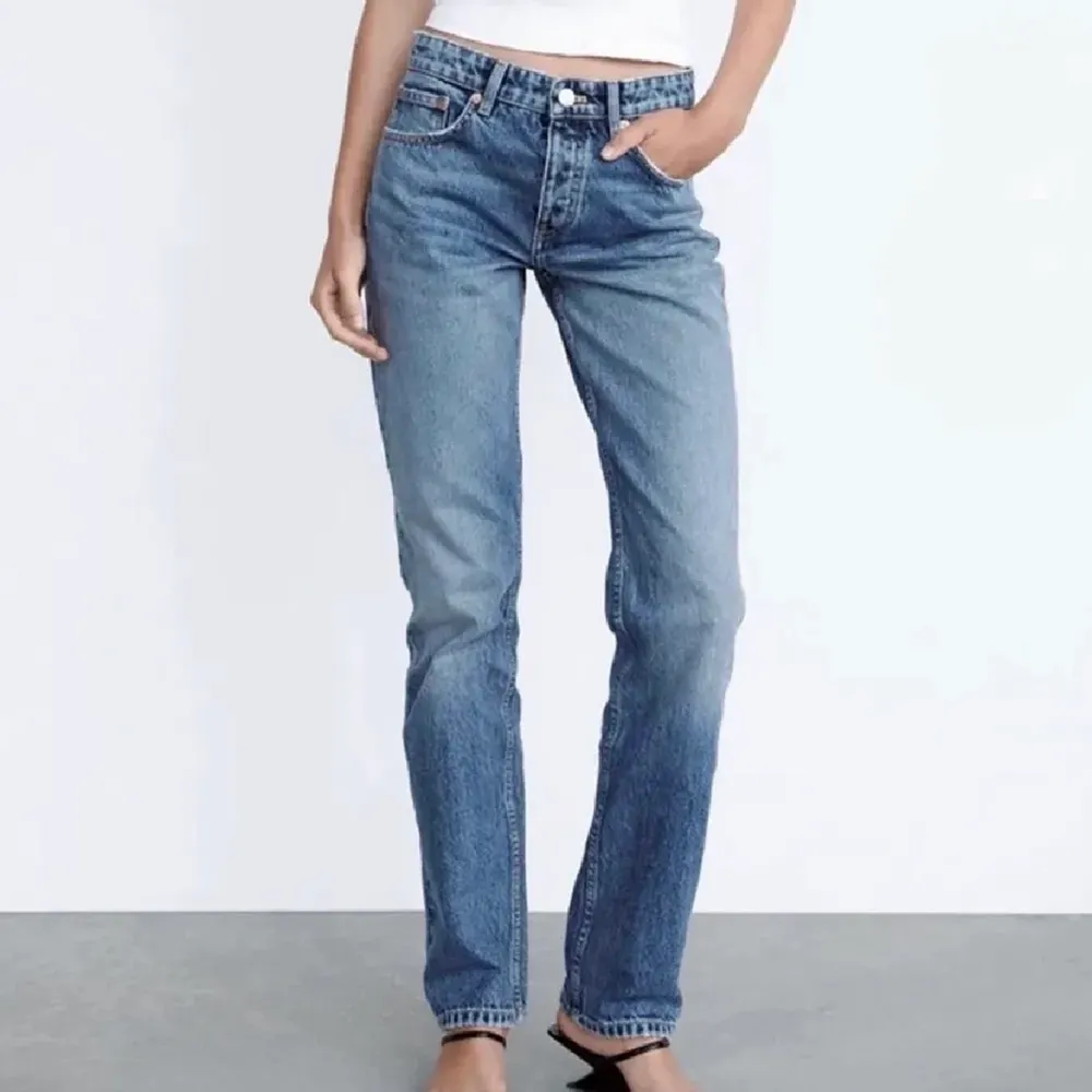 Snygga midrise jeans från zara, stl 38 men passar även 36.. Jeans & Byxor.