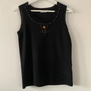 Svart topp med pärlor - Riktigt fin topp i robust, stretchigt material (70% viskos 30% nylon) och virkade kanter. Inga defekter! Storlek S-L beroende på önskad passform🥰 gratis frakt💓