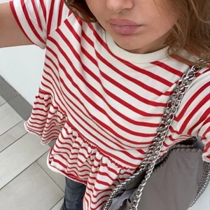 Randig tröja.  - Jag lägger budgivning på denna eftersom det var många intresserade av att köpa i min förra annons. Denna tröja är i storlek S och är helt slutsåld. Jag säljer alla fyra randiga tröjor så om man köper fler än två får man någon slags rabatt.☺️ kom ihåg att bud är bindande så buda endast isfiske verkligen vill ha den. Jag både fraktar och möts💕