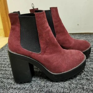 Vinröda boots - Jättefina vinröda boots med lite platå. Från HM, storlek 36. Använda enstaka gånger. Köparen står för frakten, men vet inte exakt kostnad nu. 