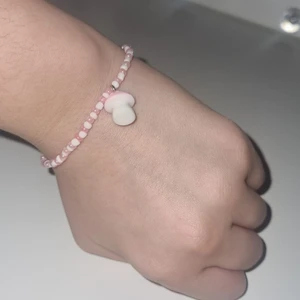 Armband av pärlor och en svamp 15kr - Denna armband är inte så himla gammal den är hemmagjord passar perfekt till alla, strechigg och är elastisk gjord