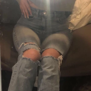 Jeans från Gina tricot  - Säljer mina fina jeans från Gina tricot. Köpta för 1,5 år sedan och säljer på grund av att dom inte kommer till användning längre. Storlek 34, bra längd för mig som är 168💓 Köpta för 599kr men säljer för 100kr+ frakt🦋