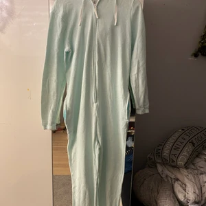 Ljusblå onepies - En vanlig jusblå onepies. Väldigt tun och skön dock ganska använd men inte något som man tänker på