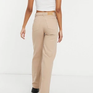 Yoko jeans  - Säljer dessa superfina jeans från Monki i modellen Yoko💗 de är i strl 27 och säljer då de inte kommer till användning längre. Lånade bilder! Frakten ingår inte i priset, kan även erbjuda spårbar frakt. 