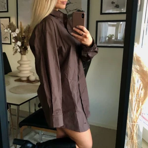 Helt NY Brun Skjortklänning  - Aldrig använd mörkbrun klänning från NA-KD
