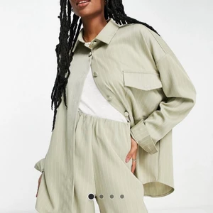 Heartbreak- Randig skjorta - Säljer denna helt oanvända skjorta då jag inte får någon användning av den, den gröna färgen är ljusare irl🤎.                 Köptes ny för 289kr, köparen står för frakt!