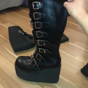 Alt platformshoes - Svarta plattforms skor. Endast använda en gång men annars ser dom ut som nyskick. 🌸🌸