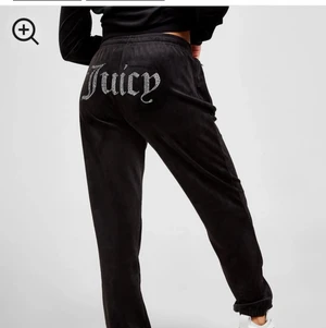  Juicybyxor  -  Fina juicybyxor Inga diamanter har trillat av men dock saknas det en silverring vid snöret på vänster sida men det syns knappt💕 (obs lånade bilder) pris får så klart att diskutera 💕