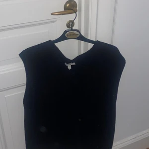 Svart väst, strl M - En svart stickad väst jag köpte förra året som inte kommit till användning så mycket, ganska stor i storleken, bra skick