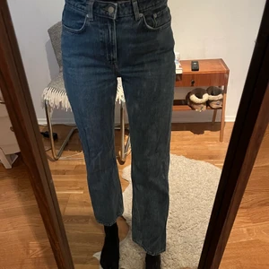 Weekday voyage jeans - Weekdays otroligt fina modell voyage i en mellanblå färg! Perfekt modell och otroligt sköna. Bra skick! W26 L28, jag är 172 cm lång för referens
