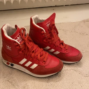 Adidas  - Ett par adidas skor som är väldigt slitiga och repiga och tappat färg🥺🥰 nypris 1500kr och säljer nu för 400kr pga av att de är väldigt slitna🥺 kontakta för fler bilder🥰💗🤍 ingen skolårs följa med🤍💗
