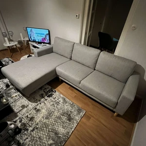 Soffa - Hej jag säljer min sova grund av flytt, soffan är ganska ny haft den i ett halv år. Finns en liten jätte liten fläck annars ser helt ny ut, bredd 225 längd 255, pris kan diskuteras vid snabb affär