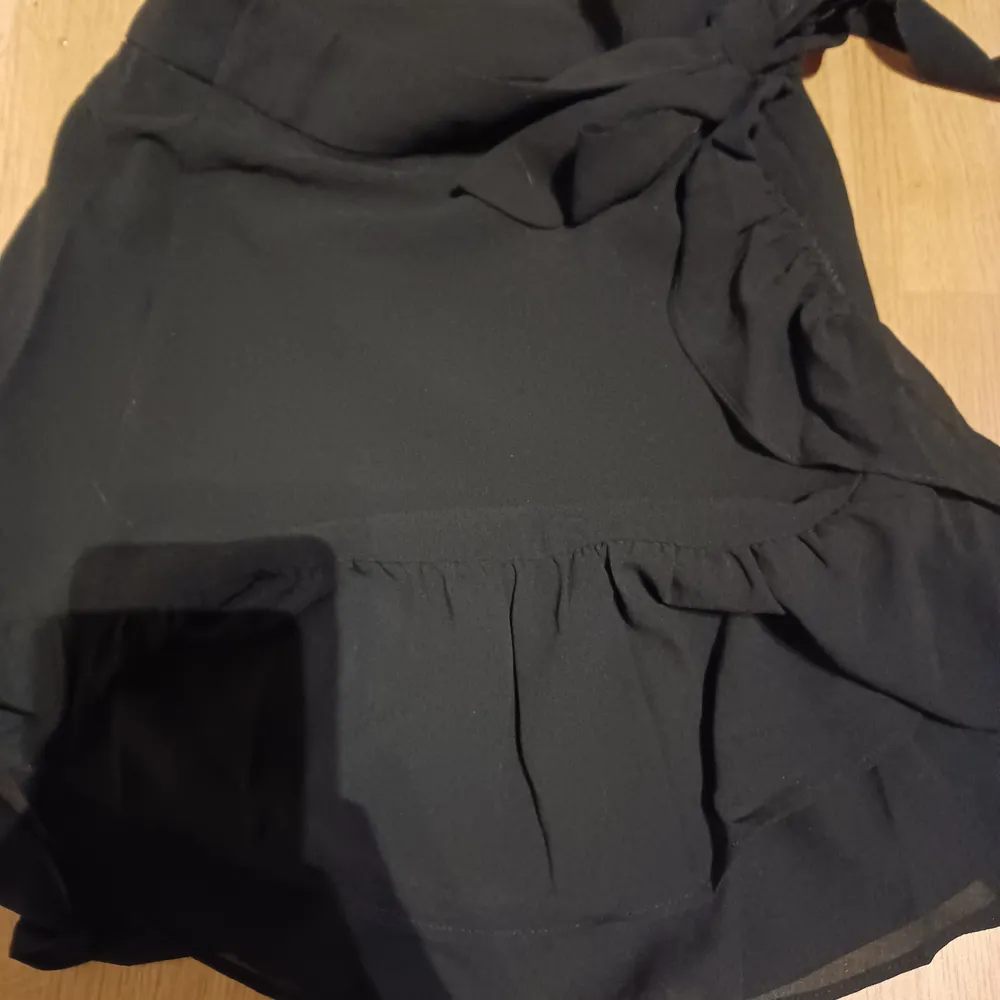 Säljer denna kjol för jag köpte den i fel storlek, har använts 2 gånger. Inga problem med den, den är som helt ny. Hameet.