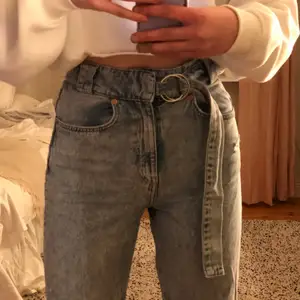 Jättecoola slutsålda jeans från H&M, väldigt korta på mig som är 170💓