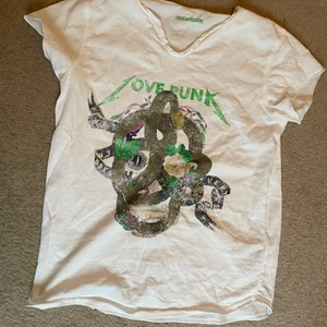 Zadig t-shirt!💚 - Cool t-shirt från Zadig & voltaire! Använd 1 gång så nyskick!💚 Frakt ingår inte i priset!!