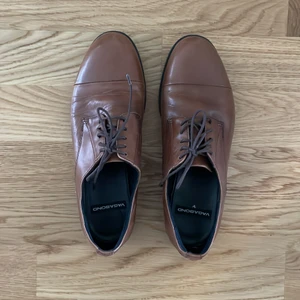 Vagabond-skor i fint skick  - Säljer mina älskade Vagabond-skor som jag tyvärr växt ur. De har använts några gånger och har några slitningar som enligt mig bara är snyggt på denna typ av sko. Köpta för 799kr. 