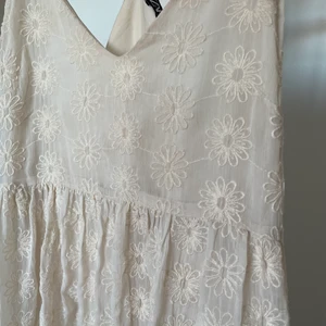 Klänning - En av mina favoritklänningar som blivit för liten 😭 en flowig klänning som jag tycker är superromantisk! Når till mitten av smalbenet på mig (162 cm). Smala band och öppen i ryggen. Frakt tillkommer!