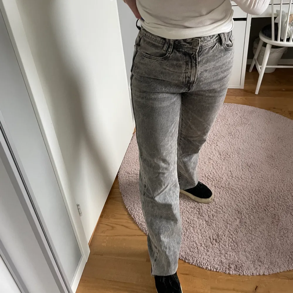 Säljer mina jätte snygga gråa zara jeans pågrund av att dom blivit lite försmå för mig. Storlek 36 och satt perfekt på mig förut i både längden och i midjan:) . Jeans & Byxor.