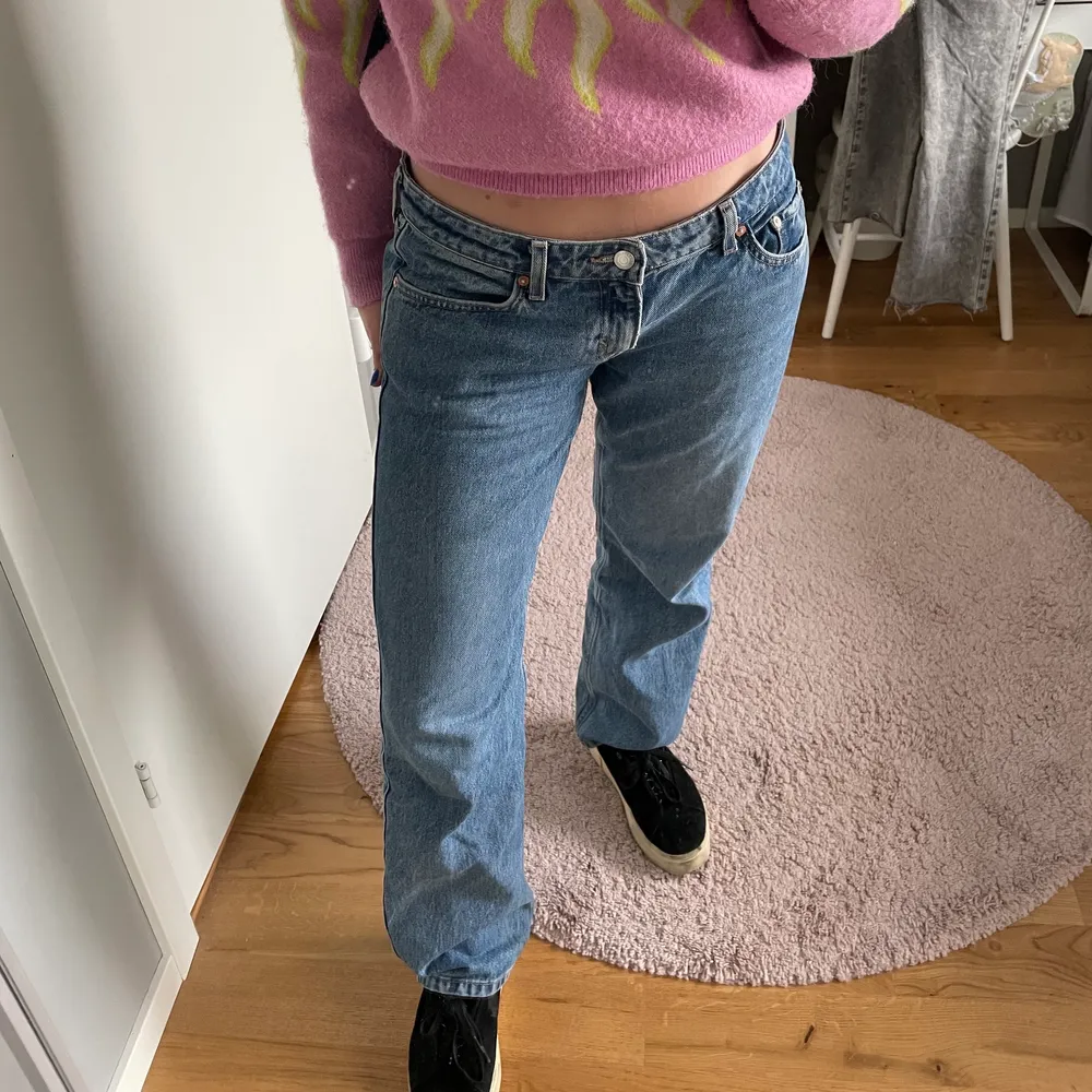 Säljer nu mina älskade lågmidjade Weekday jeans i modellen ARROW. Sitter baggy på mig som vanligtvis bär 36-38. Säljer då de inte kommer till användning längre, men jeansen är i nyskick:) . Jeans & Byxor.