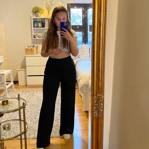 Raka svarta finare byxor  - Plagget är ifrån Gina Tricot. Storlek S. Extremt bekväma och luftiga pluss ett tydligt midjeband som håller de på plats! Raka i sömmarna. FRAKTEN ÄR INBAKAD I PRISET 