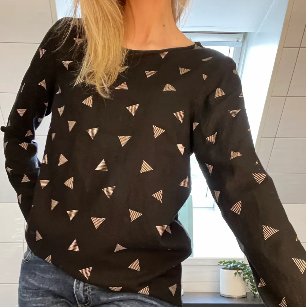 En cool blus från vila. Lång i ärmarna! Går att stylea upp och ner beroende på tillfälle. Använd någon gång. Storlek S. Kan mötas upp i Stockholm city annars står köpare för frakt 🤝. Blusar.