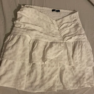 Kjol - Jättesöt vit kjol som är helt oanvänd då storleken inte passade mig tyvärr. Väldigt fint skick. Storlek 36. ✨