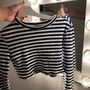 Hej fina!🥰 Säljer denna trendig tröjan från Zara i randigt mönster🤩 SÅÅÅ galet snygg!  Hör gärna av dig vid intresse och frågor❤️