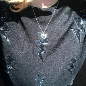 Stickad tröja med blixtar - Blixtarna är paljetter. Storlek M från Mango