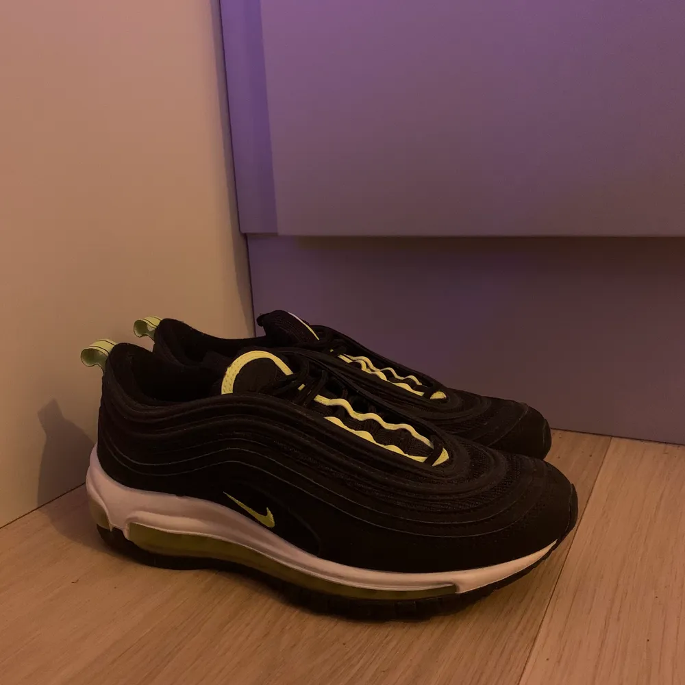 Svarta och gröna Air Max. Reflex detaljer. Använda fåtal gånger. . Skor.