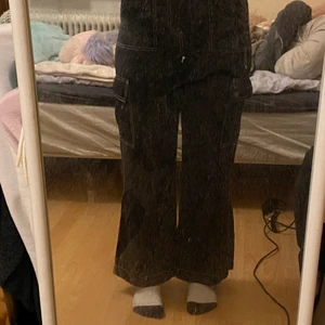 Svarta byxor med detaljer av vita sömmar - Svarta byxor i strl S ifrån märket STAY✨  Byxorna är endast använda 3 ggr då de är för korta på mig 🌟 Jag är 160 cm lång och byxorna är ca 5 cm för korta för att jag ska gilla passformen👖  Köparen står för frakten och kostnaden är 66 kr!