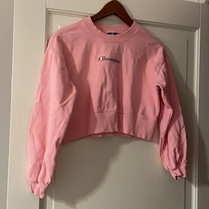 Croppad Champion sweatshirt - Croppad sweatshirt. Använd 2 ggr! 