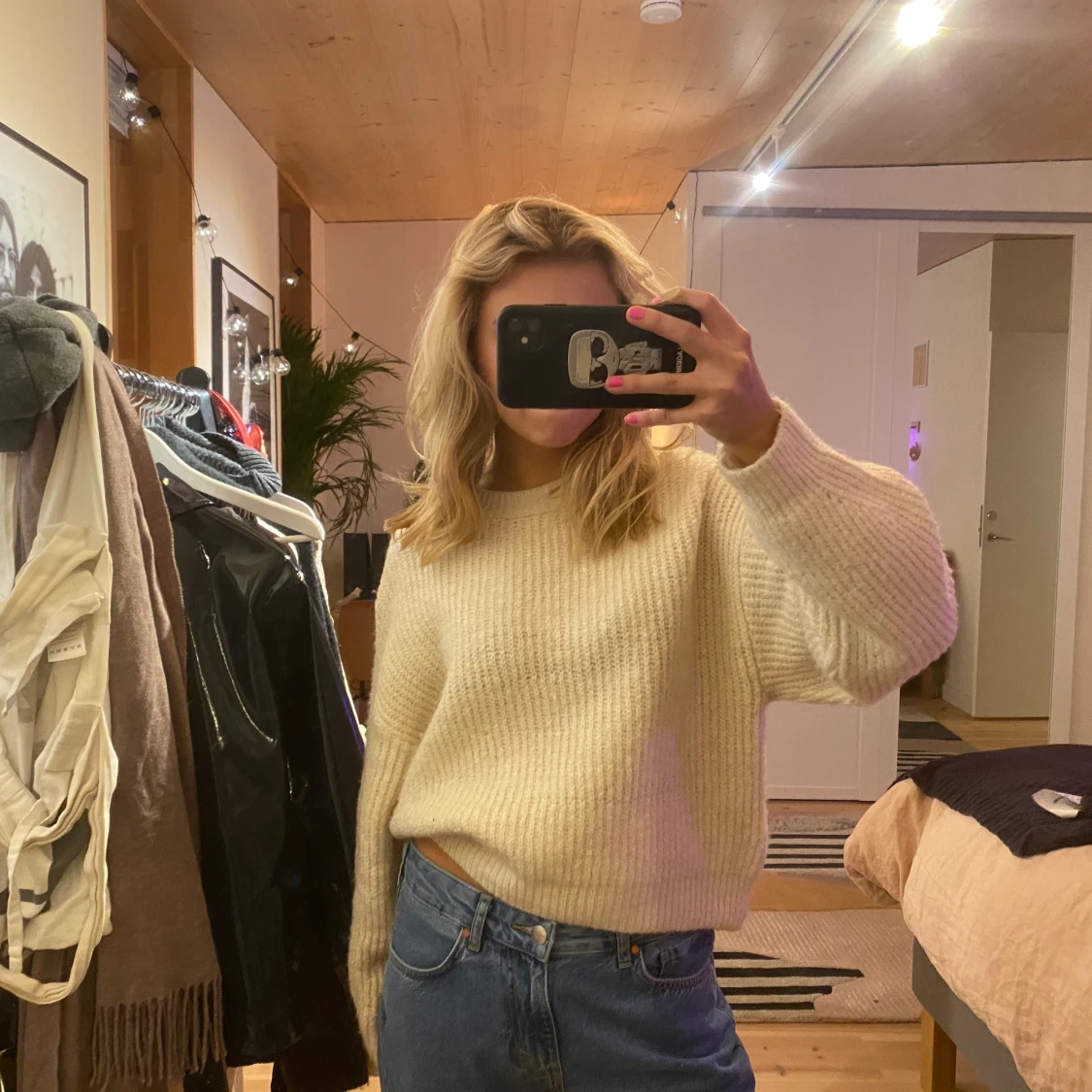 Beige/vit stickad tröja