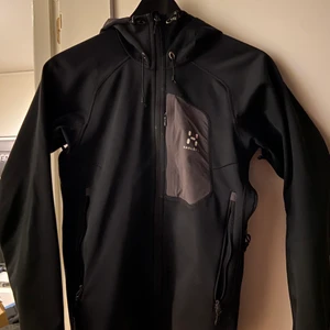 Haglöfs jacka  - En väldigt populär o snygg Haglöfs jacka. Strl är xs i dam men jag har själv användt den som kille när jag hade S och den satt bra. Den är lite smutsig men inget som syns mycket alls.