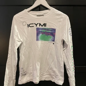 Långärmad T-shirt från weekday : S - Långärmad t shirt i bomull från Weekday i storlek S (färgerna är mer klara i verkligheten!) ❤️💛💚