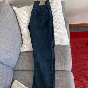 Säljer dessa lee jeans i en mörkblå grå färg, snygga men dessvärre för små i midjan för mig. De är i str 30x33 men små i storleken, kan skicka mått om så efterfrågas. Dem går ner till ca 2/3 cm över marken för mig som är 175 cm