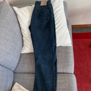 Lee jeans, straight leg - Säljer dessa lee jeans i en mörkblå grå färg, snygga men dessvärre för små i midjan för mig. De är i str 30x33 men små i storleken, kan skicka mått om så efterfrågas. Dem går ner till ca 2/3 cm över marken för mig som är 175 cm