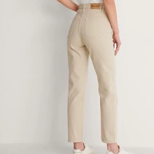 Jeans - Säljer dessa beiga jeansen från NA-KD. Nyskick! Köptes för 399. Säljs för 200 INKL spårbar frakt. Storlek 36. Slutsåld på hemsidan! Säljs då de inte kommer till användning💗