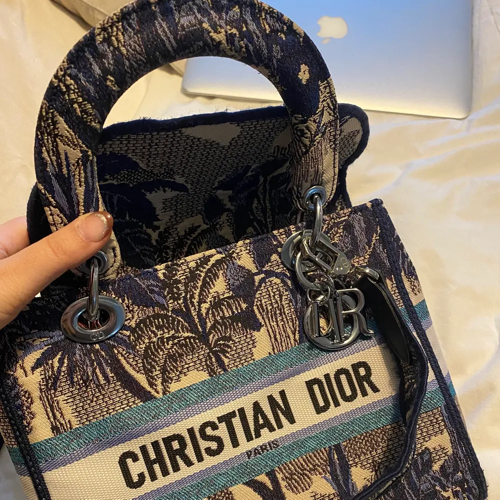 Christian Dior Blue Toile de Jouy Embroidery Väska. Inköpt i Italien förra året för 400 euro. Använd fåtal ggr. AAA kopia och bra kvalitet. Bara seriösa köpare. . Väskor.