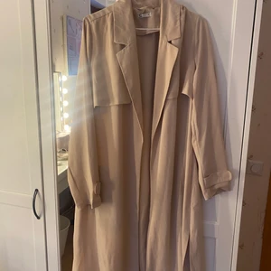 Beige trenchcoat 🤍 - Snygg beige trenchoat från Cubus i storlek S! I nyskick 🤍 pris kan diskuteras vid snabb affär