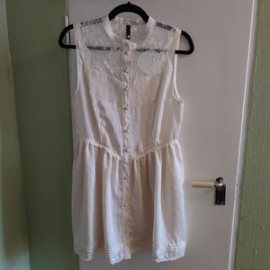 Vit klänning med spets - Köpt secondhand men aldrig använd av mig. Jättefint skick, som ny! 