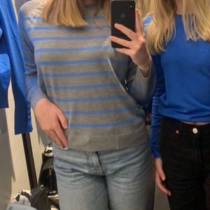 Blå och grå randig tröja - Säljer denna super fina blå och grå randiga tröjan i storlek M nu!💕 säljer på grund av att den inte längre kommer till användning. Den har två små flottfläckar och där av priset. Köparen står för frakten. Skriv om privat om ni har fler frågor.