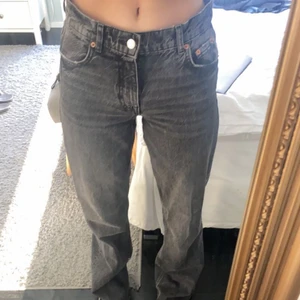 Jeans  - Säljer mina mid Waist jeans från zara för de inte kommer till användning! För lång på mig som är 172