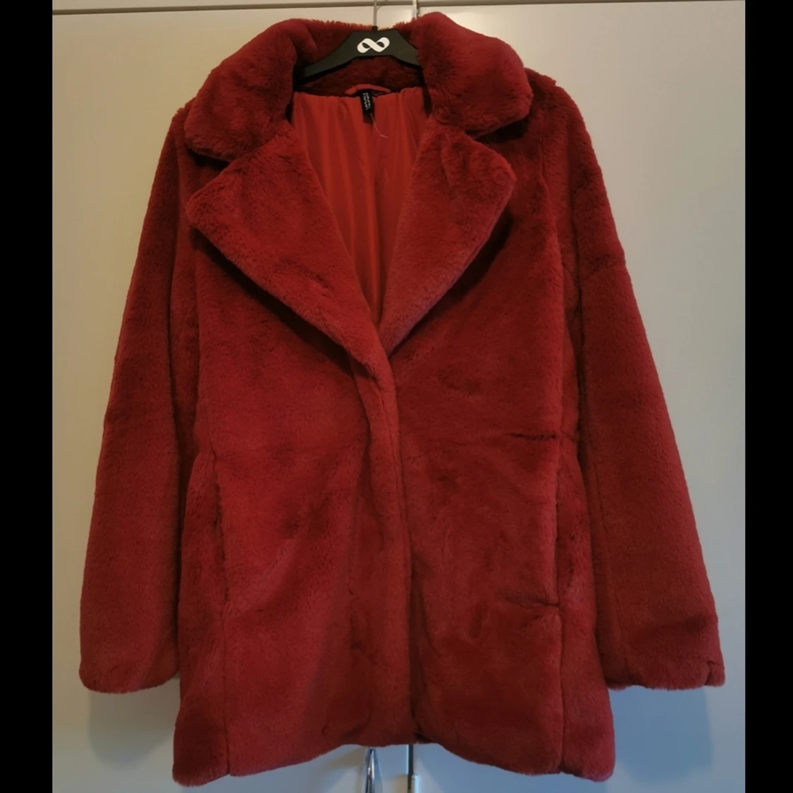 Ny röd pälsjacka/fuskpäls - 90