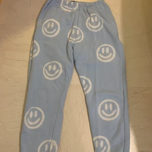 Mjukis byxor  - Mjukisbyxor med blekta smileys! Köparen står för frakt!