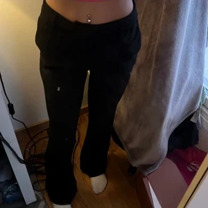 Mid rise kostymbyxor - Hej! Säljer dessa svarta mid rise kostymbyxor från only. De är köpta här på plick men satt inte riktigt som jag önskade så säljer vidare🤍 Bilderna är lånade av tjejen jag köpte de av, köpare står för frakten💕